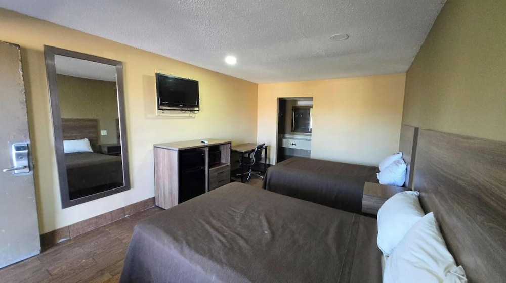 Room, 2 Queen Beds, Smoking photo 2