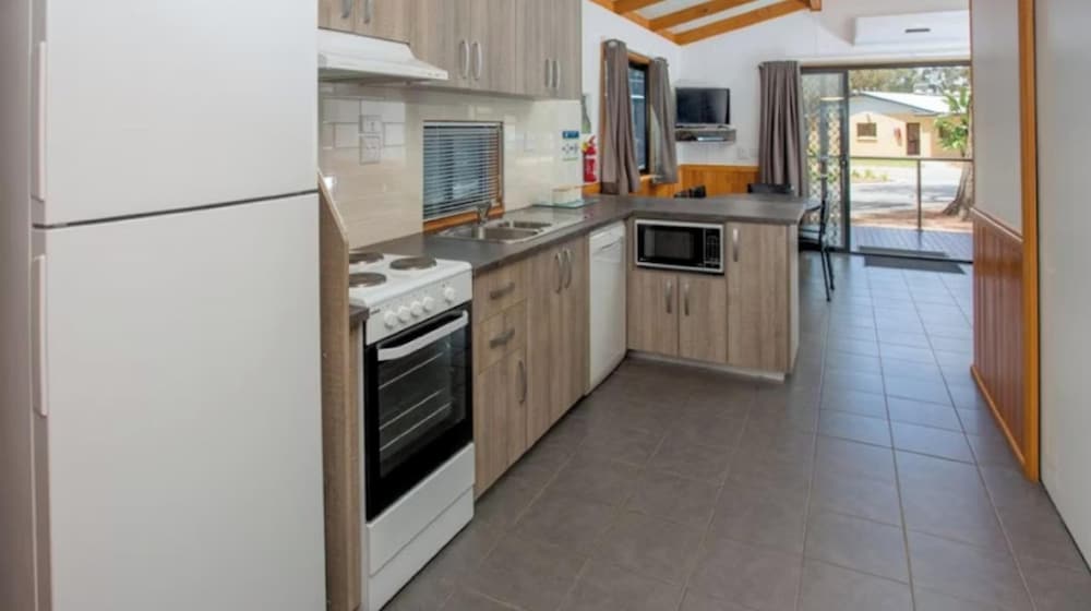 Superior 2 Bedroom Access Cabin - Sleeps 6 - Photo 4