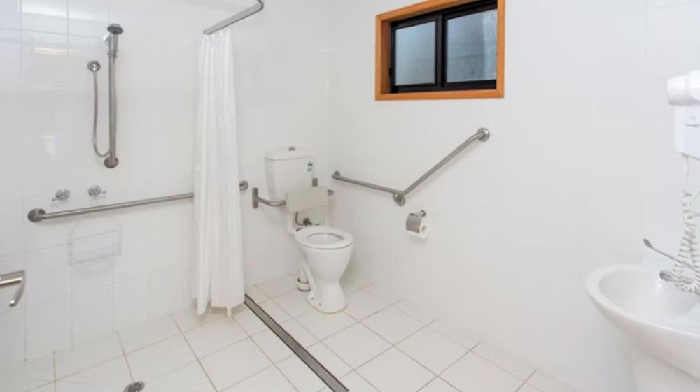 Superior 2 Bedroom Access Cabin - Sleeps 6 - Photo 7