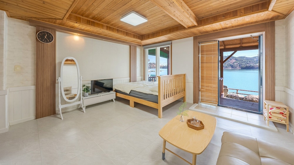 Basic Room, 1 Bedroom (101 (Ocean/BBQ/2 Adults Max, Kids OK))