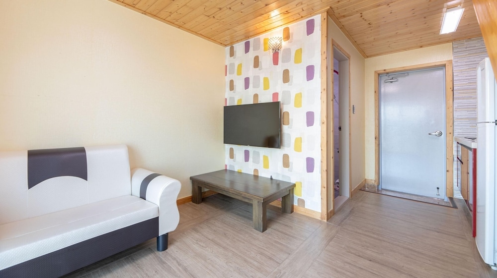 Basic Room, 1 Bedroom (Pine 302 (All-Season BBQ, 3 Beds)) - Photo 5
