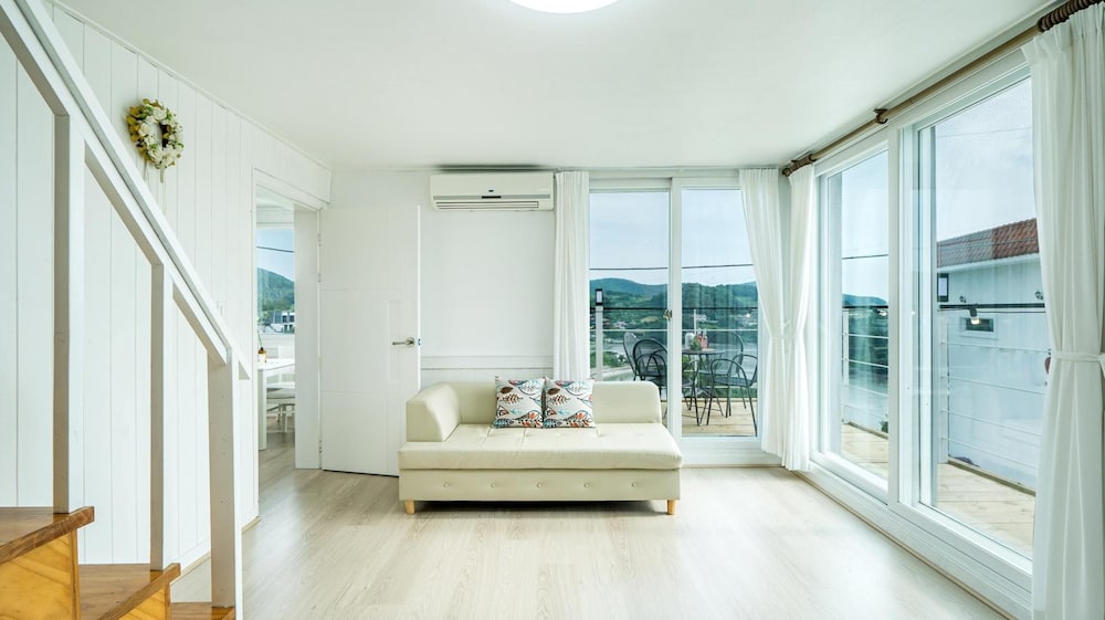 Basic Room, 1 Bedroom (Eomjigongju (ocean view)) photo 1