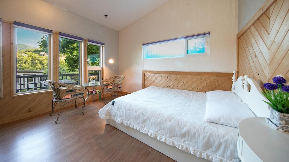 Basic Room, 1 Bedroom (Pepermint ( F1/ 1 Dog Stay Free ))