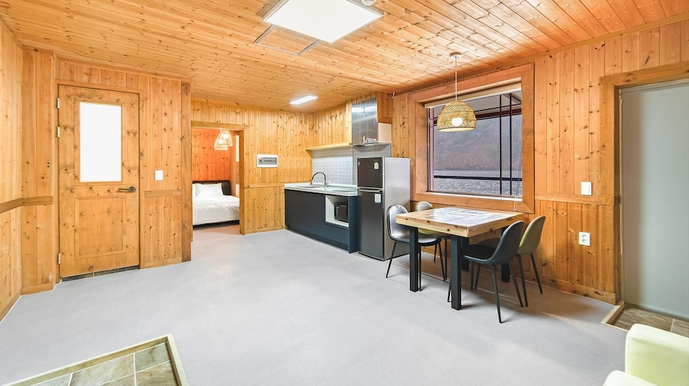 Basic Room, 1 Bedroom (Lake 101)