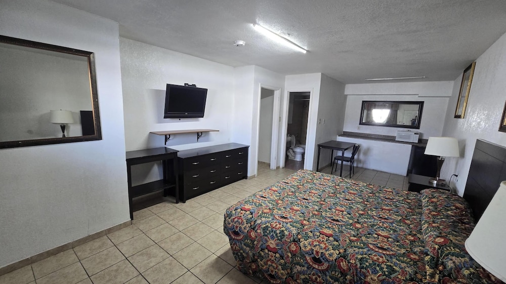 Room, 1 King Bed, Smoking, Kitchenette