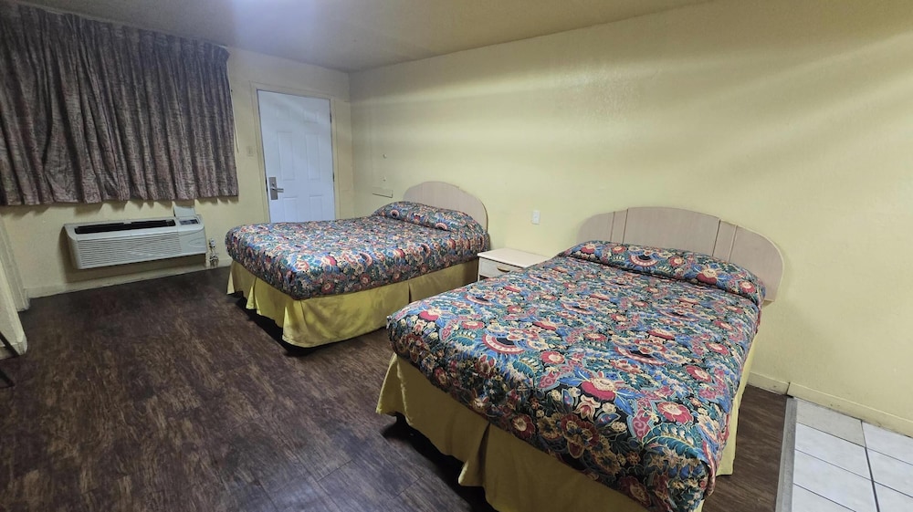 Room, 2 Queen Beds, Kitchenette