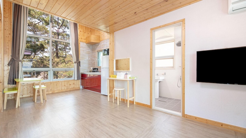Basic Room, 1 Bedroom (Sun 303 (All-Season BBQ, 2 Beds)) - Photo 3