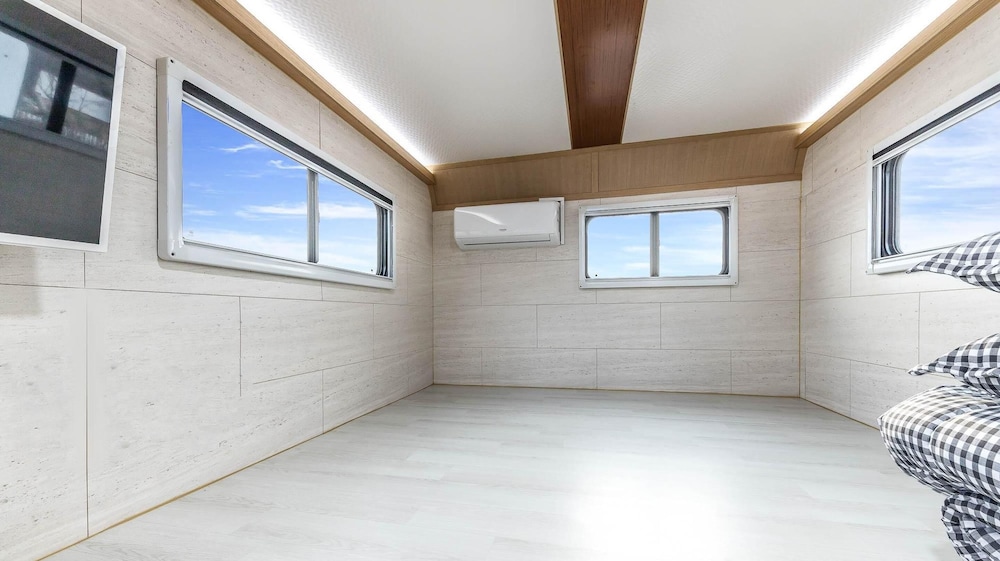 Basic Room, 1 Bedroom (Caravan5)