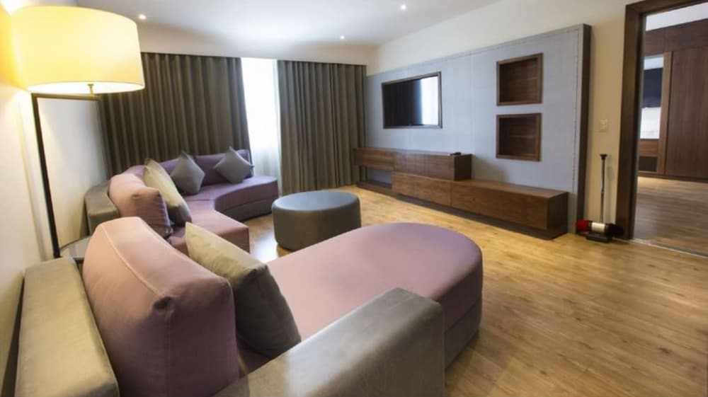 Junior Suite, 1 King Bed, Microwave, Tower (Deluxe Junior) photo 2