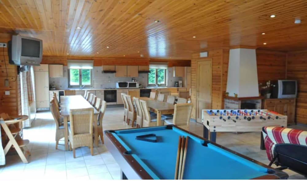 Classic Chalet, Multiple Bedrooms photo 2