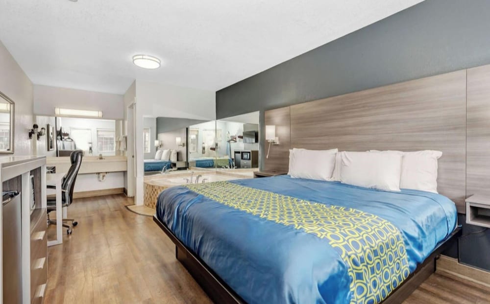 Comfort Suite, 1 Queen Bed, Non Smoking, Jetted Tub - Photo 1