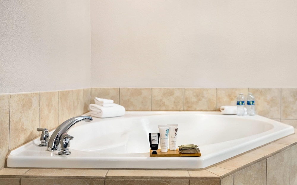 Suite, 1 King Bed, Non Smoking, Jetted Tub - Photo 3