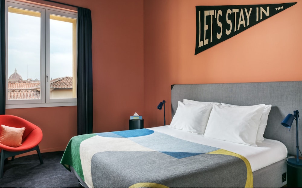 Suite - Photo 1
