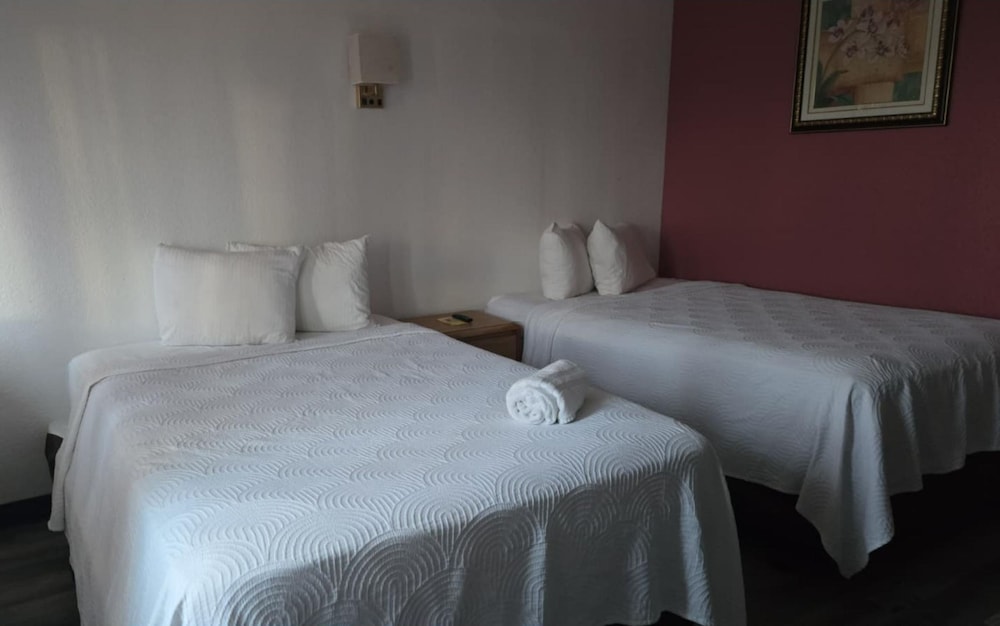Room, 2 Queen Beds, Non Smoking photo 3