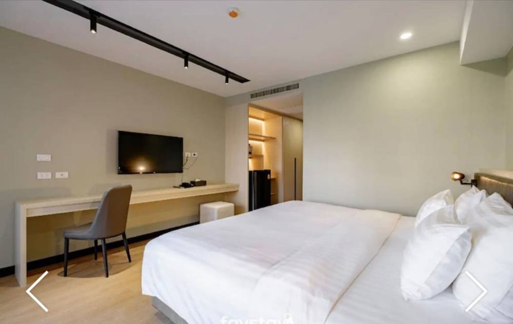 Deluxe Room, Bathtub - Photo 4