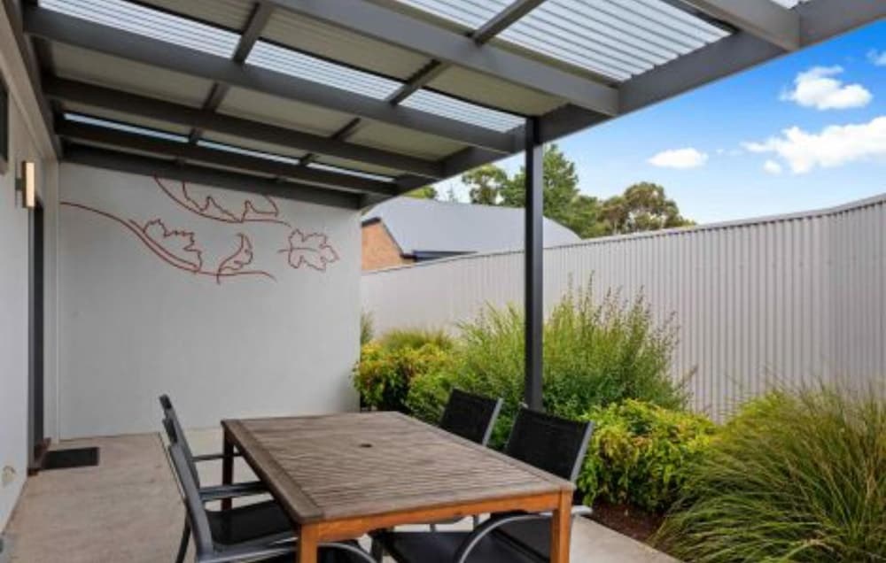 Standard 2 Bedroom Unit (1 Queen 2 Single) photo 3