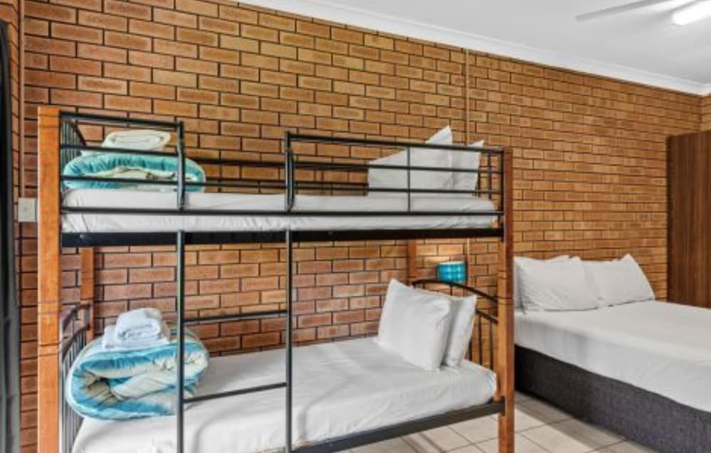Economy Room (Sleeps 4) photo 3