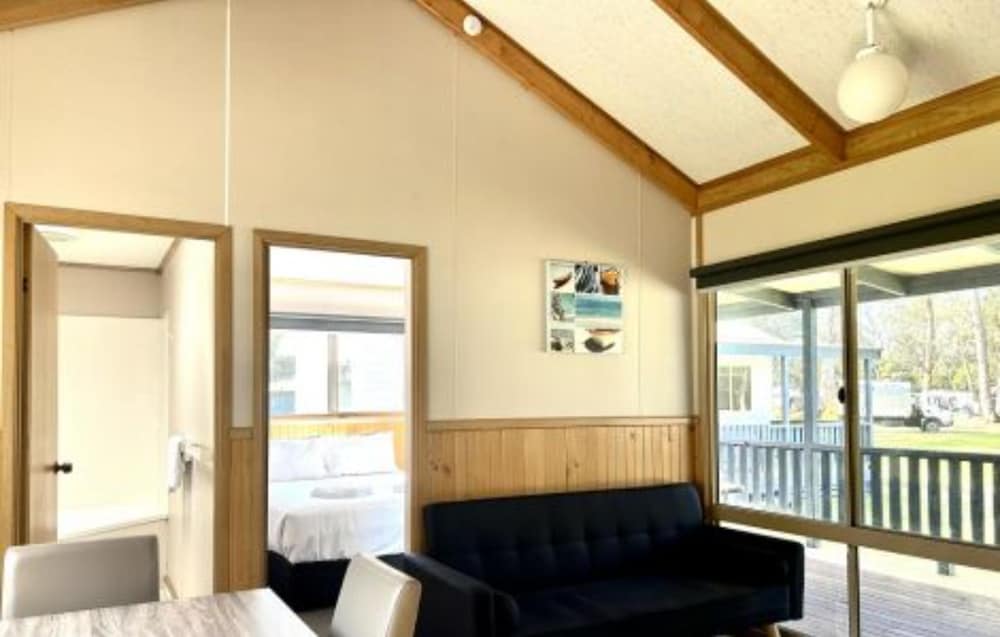 Standard 2 Bedroom Cabin - Sleeps 4 - Dog Friendly - Photo 4