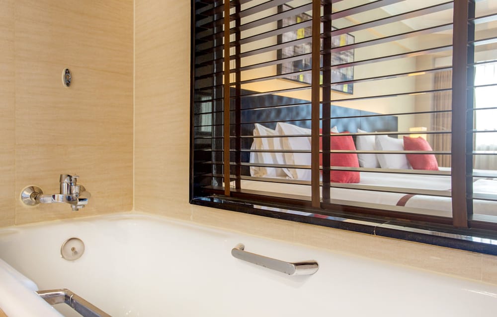 Room, 1 King Bed, Pool View (Thai Deluxe)