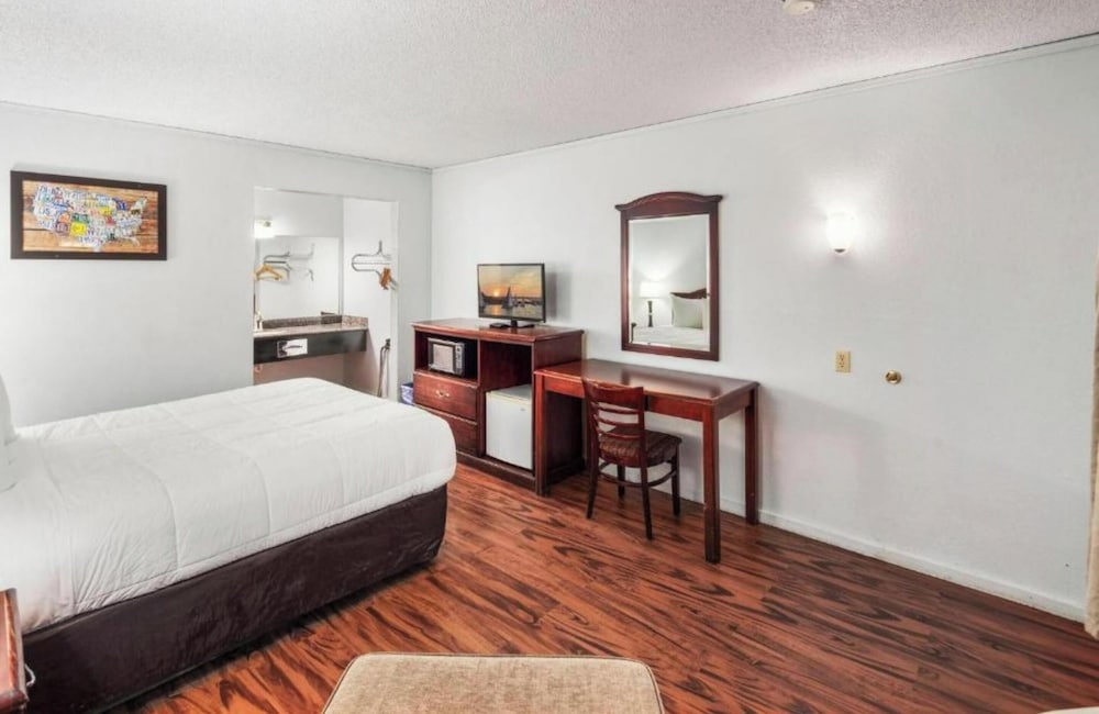 Room, 1 Queen Bed, Accessible Bathtub - Photo 4