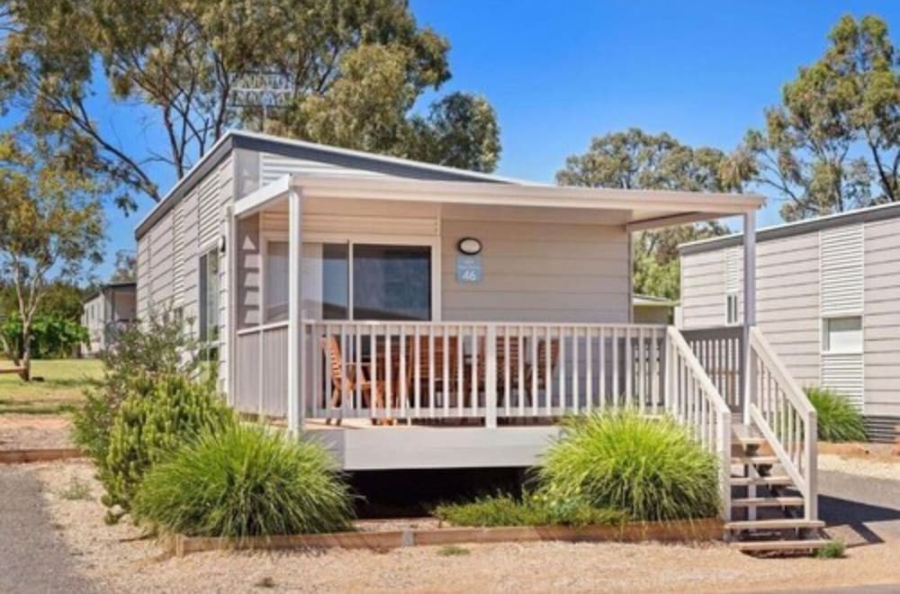 Deluxe 2 Bedroom Cabin - Sleeps 5 photo 1