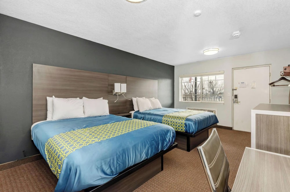 Room, 2 Queen Beds - Photo 4