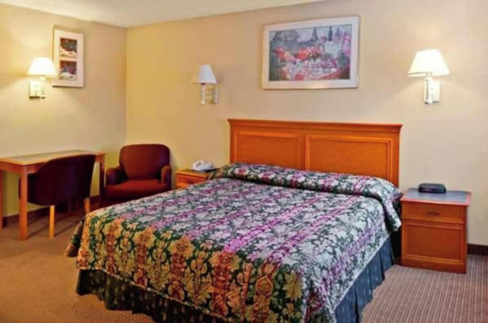 Room, 1 King Bed, Smoking photo 1