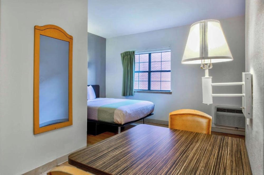 Standard Room, 1 Queen Bed, Roll-in Shower, Kitchenette photo 3
