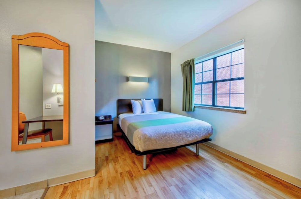 Standard Room, 1 Queen Bed, Roll-in Shower, Kitchenette photo 2