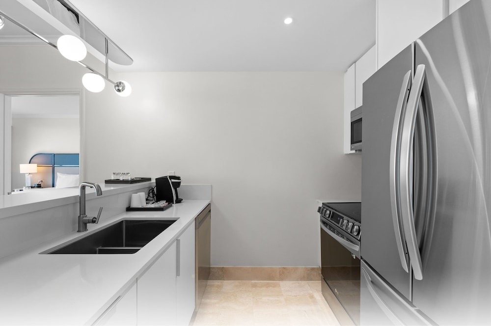 Junior Suite, 1 Bedroom, Kitchen, Partial Ocean View