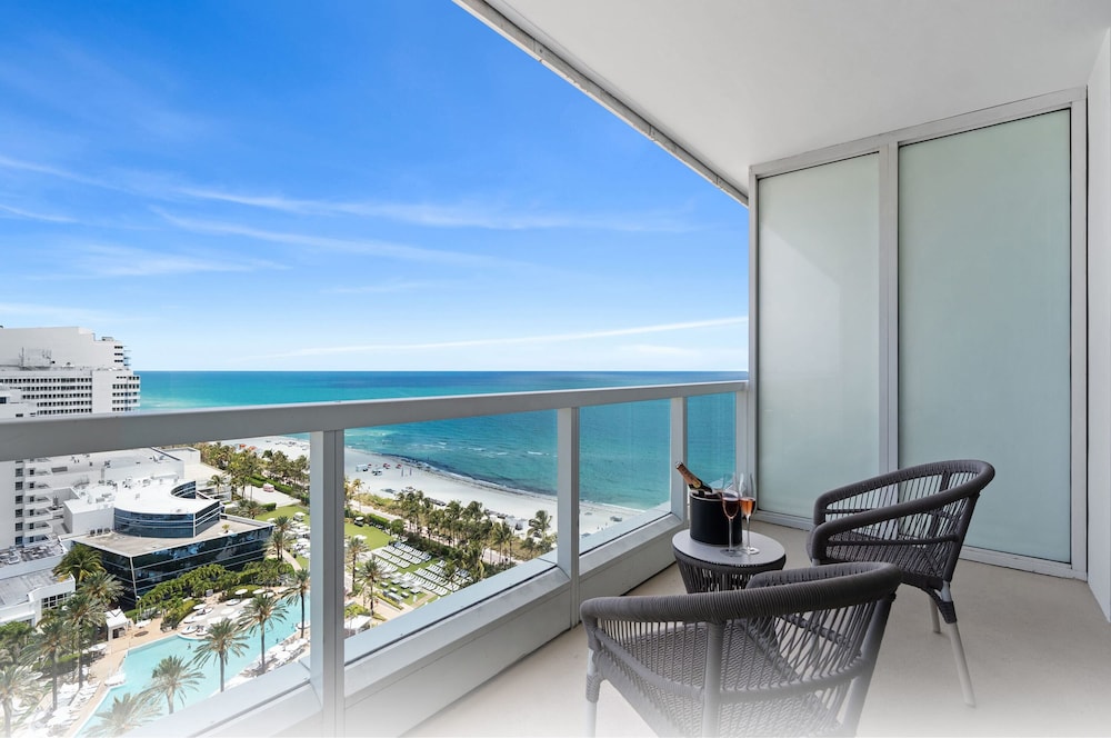Junior Suite, 1 King Bed with Sofa bed, Balcony, Ocean View