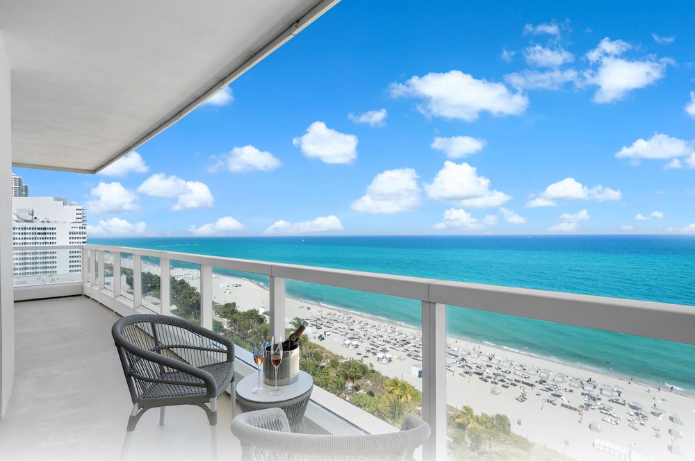 Junior Suite, 1 King Bed with Sofa bed, Balcony, Beach View