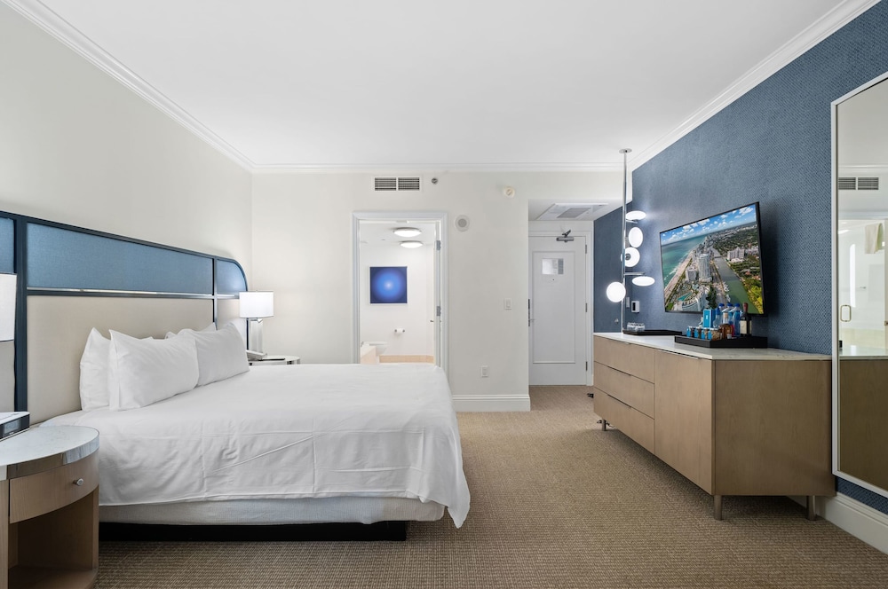 Junior Suite, 1 King Bed with Sofa bed, Balcony, Bay View