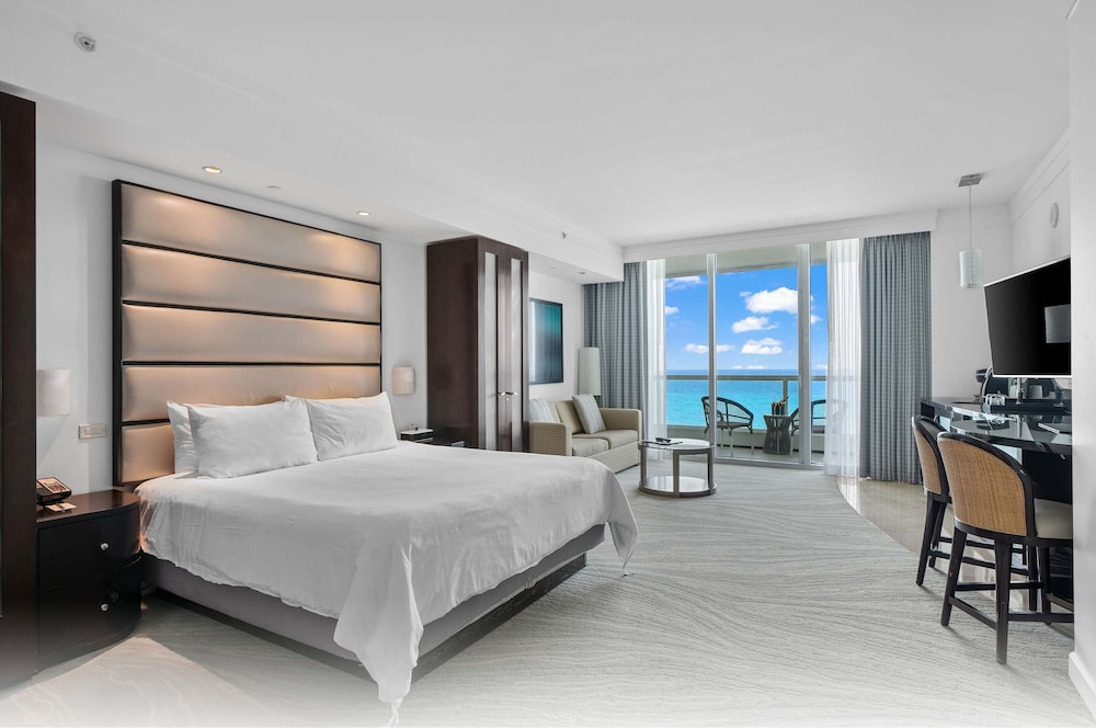 Junior Suite, 1 King Bed with Sofa bed, Balcony, Beach View