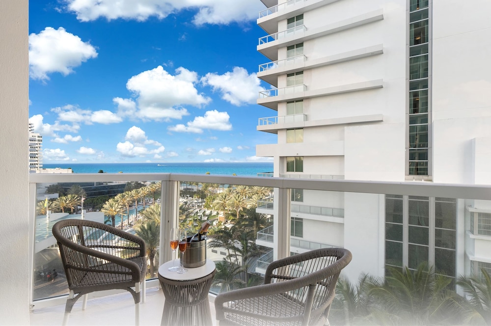 Junior Suite, 1 King Bed with Sofa bed, Balcony, Partial Ocean View