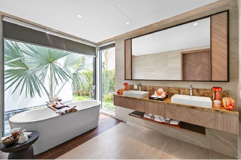 Suite, 1 King Bed, Sea View - Photo 4