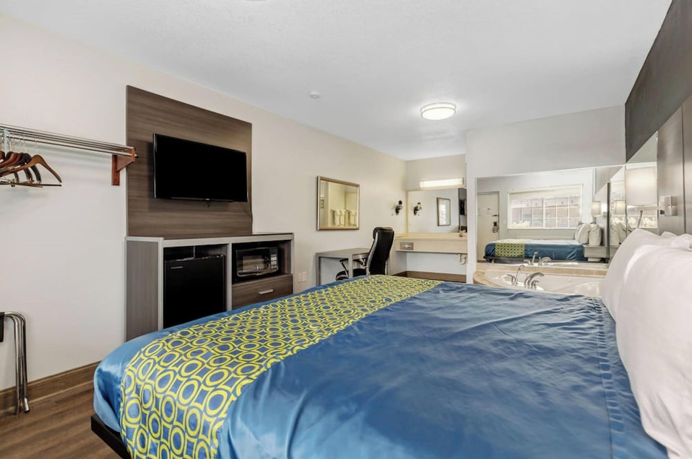 Comfort Suite, 1 Queen Bed, Non Smoking, Jetted Tub - Photo 2