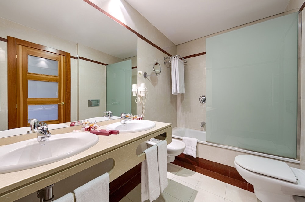 Twin Room (2 Adults) - Photo 2