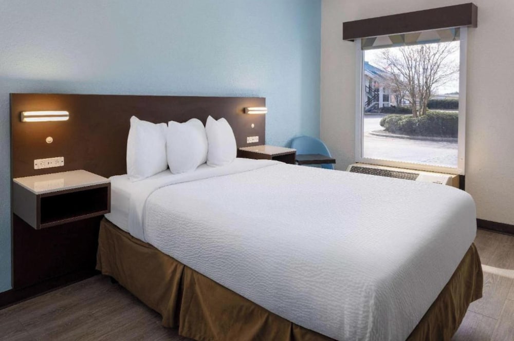 Deluxe Room, 1 King Bed (Refrigerator & Microwave) - Photo 2