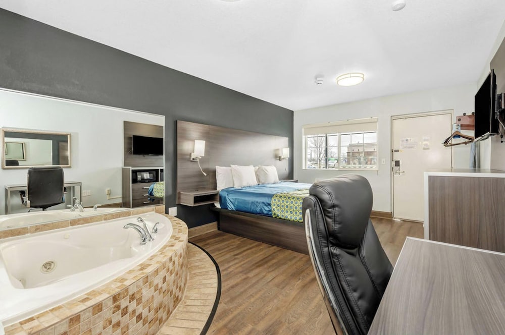 Comfort Suite, 1 Queen Bed, Non Smoking, Jetted Tub - Photo 4