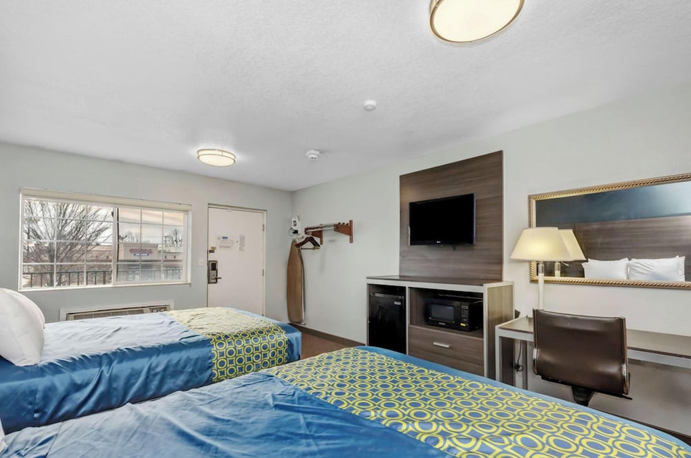Room, 2 Queen Beds - Photo 6