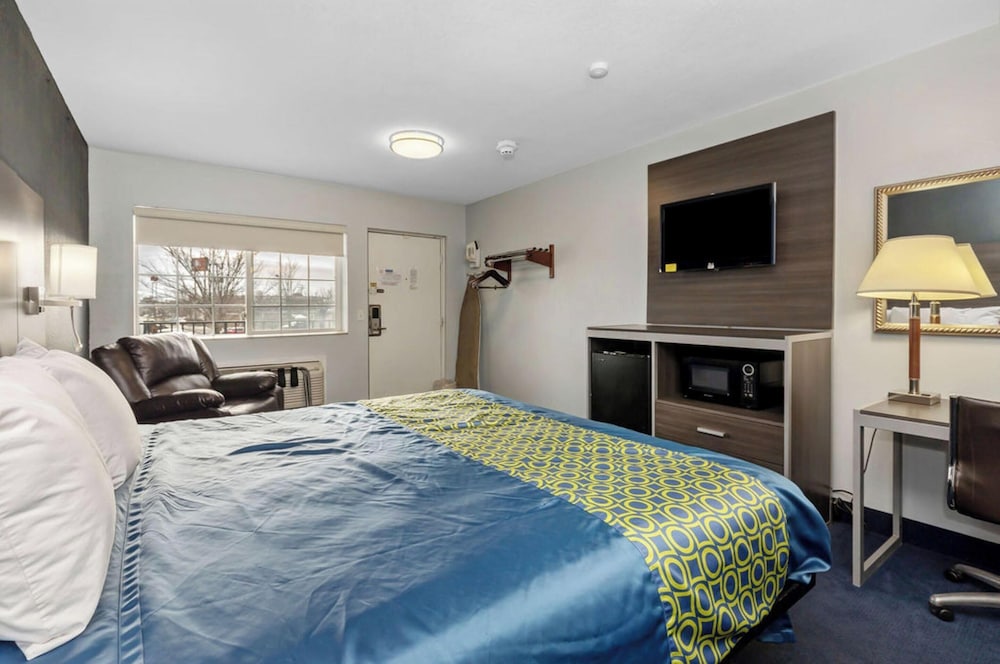 Room, 1 King Bed, Accessible Bathtub - Photo 5