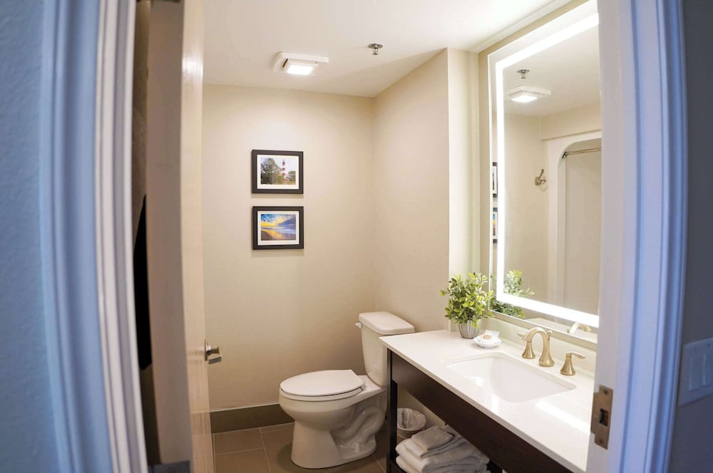 Deluxe View King Suite Ground Floor - Bayview - Photo 10
