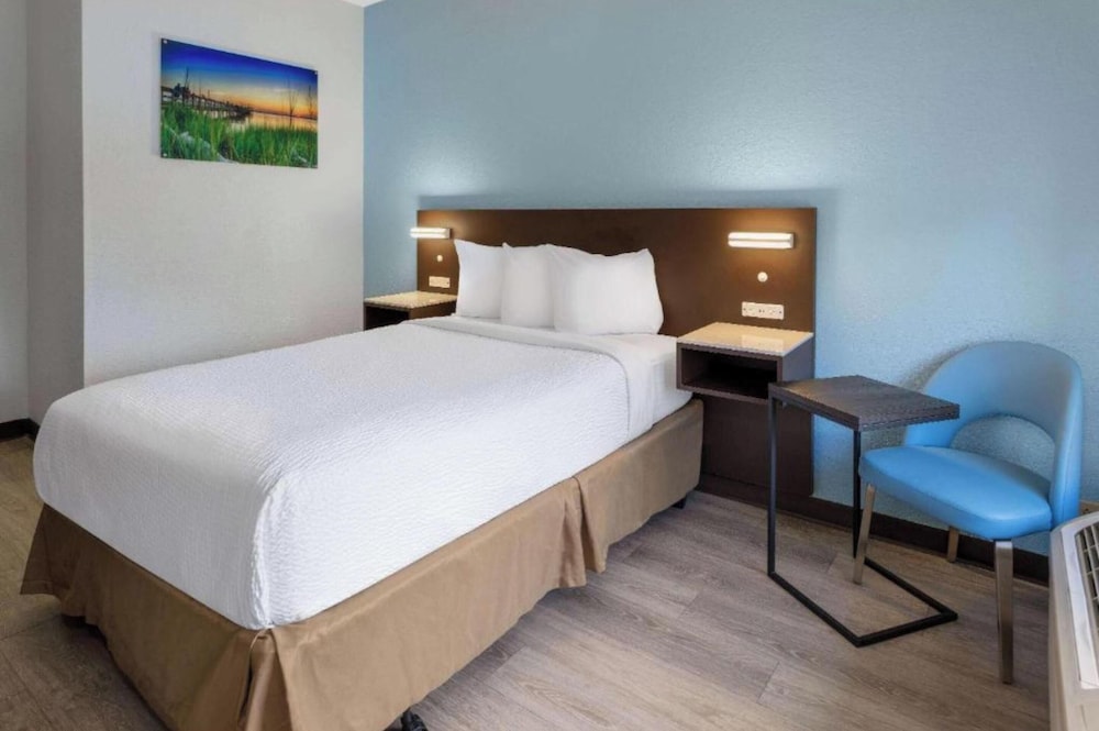 Deluxe Room, 1 King Bed (Refrigerator & Microwave) - Photo 4
