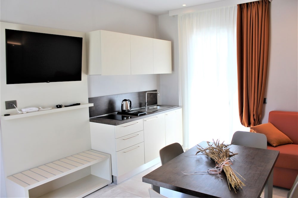 Deluxe Apartment, 1 King Bed with Sofa bed, Terrace, Partial Sea View photo 2