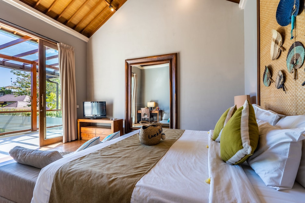 Four-Bedroom Villa with Private Pool - Photo 35