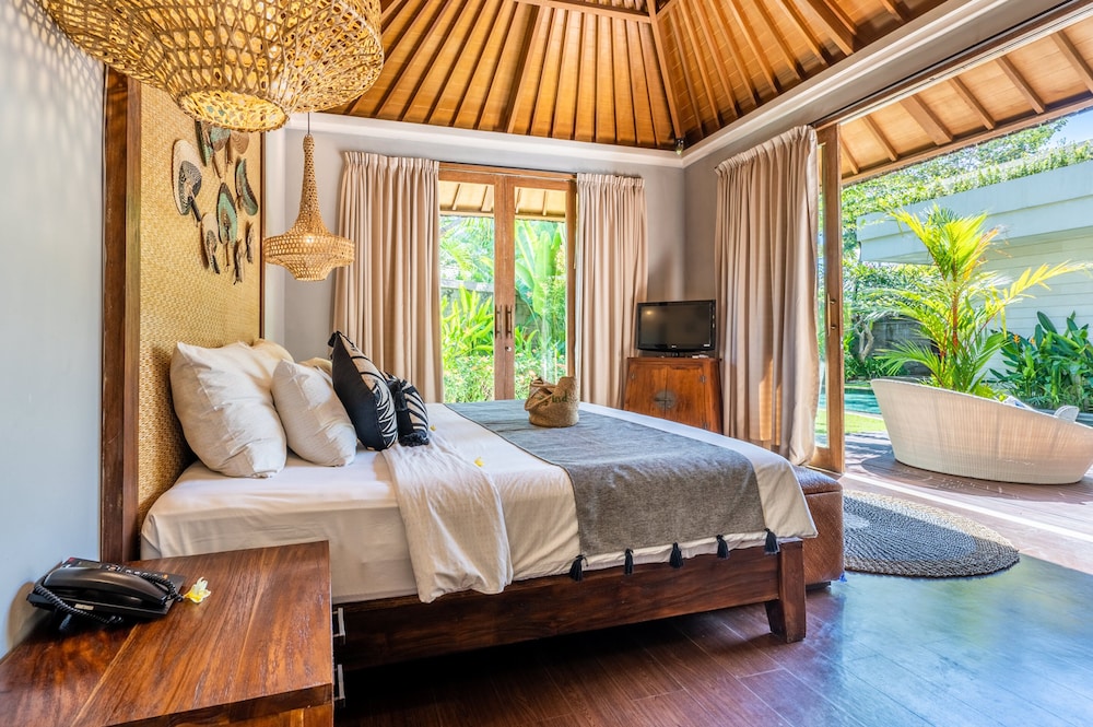 Four-Bedroom Villa with Private Pool - Photo 13