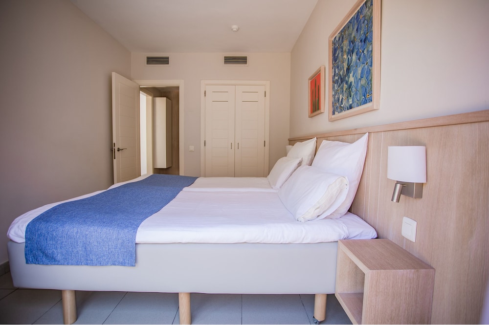 Classic Apartment, 2 Bedrooms (2 Adults and 3 Children) photo 2