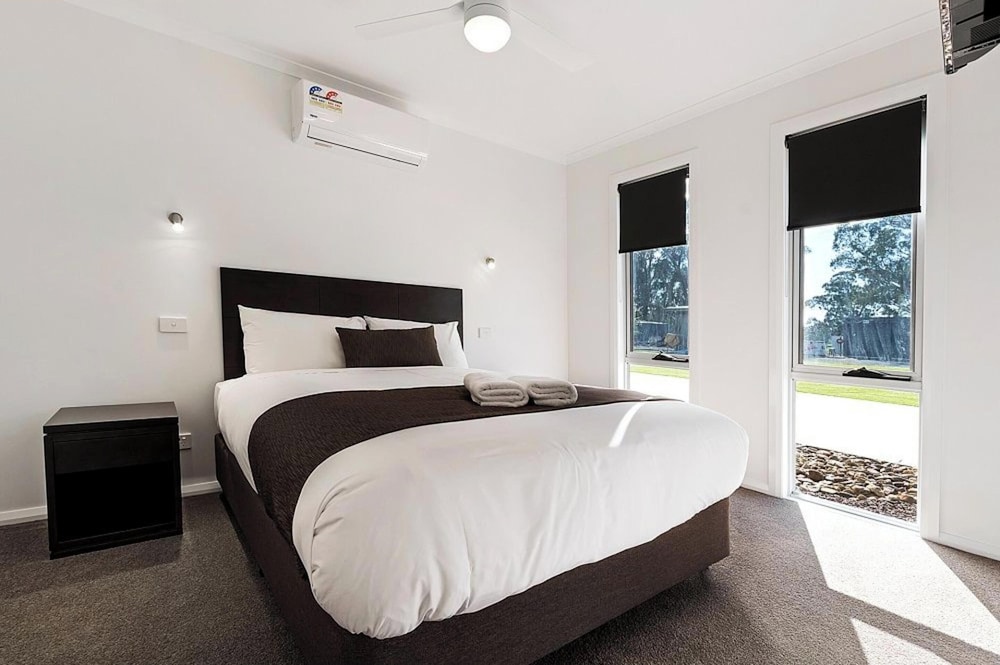 Deluxe 3 Bedroom Lakeside Cabin - Sleeps 6 photo 2
