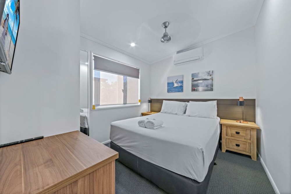 Deluxe 2 Bedroom Cabin - Water Park View - Photo 2